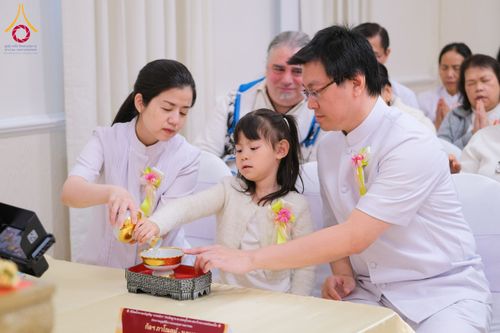 ภาพ No.62391:คณะศิษยานุศิษย์รวมใจสถาปนาและสมโภช ธรรมจักร เพื่ออัญเชิญประดิษฐาน ณ ยอดอุโบสถ 80 ปี หลวงพ่อธัมมชโย วัดพระธรรมกายนิวเจอร์ซี ประเทศสหรัฐอเมริกา  วันอาทิตย์ที่ 7 เมษายน พ.ศ. 2567