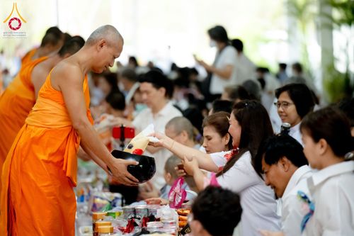 ภาพ No.61271:พิธีตักบาตรฉลองพระใหม่ รุ่นบูชาธรรมโครงการ 1-2 โครงการบรรพชาอุปสมบทหมู่ธรรมทายาท บูชาธรรมหลวงพ่อธัมมชโย 80 ปี ณ โถงช้างสำนักงานใหญ่ วัดพระธรรมกาย วันที่ 20 เมษายน พ.ศ. 2567