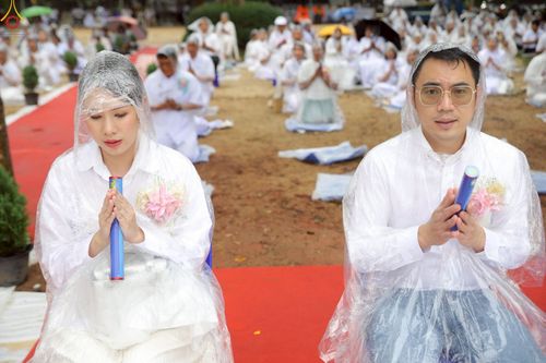 ภาพ No.234102:วันอาทิตย์ที่ 20 กรกฎาคม พ.ศ.2568 พิธีทอดผ้าป่า และพิธีตอกเสาเข็มต้นแรก สร้างอาคารปฏิบัติธรรมพระมงคลเทพมุนี ณ ศูนย์ปฏิบัติธรรมสุราษฏร์ธานี