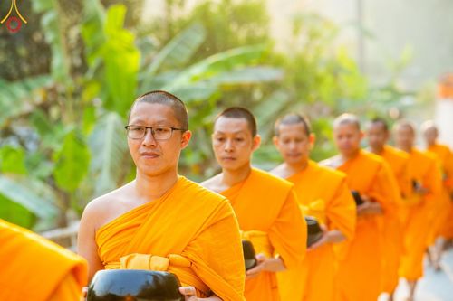 ภาพ No.62264:Photo Story  มหัศจรรย์วัดดงดินแดง Episode 4 กิจกรรมตักบาตรฉลองพระ-เณรกว่า 500 รูป