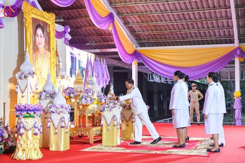 ภาพ No.138975:กิจกรรมเฉลิมพระเกียรติ สมเด็จพระนางเจ้าฯ พระบรมราชินี เนื่องในโอกาสวันเฉลิมพระชนมพรรษา พิธีเจริญพระพุทธมนต์ , ทำบุญตักบาตรพระสงฆ์ ถวายพระราชกุศล , พิธีถวายเครื่องราชสักการะ , และพิธีจุดเทียนถวายพระพรชัยมงคล วันที่ 3 มิถุนายน พ.ศ. 2567 ณ อาคารโถงช้าง วัดพ