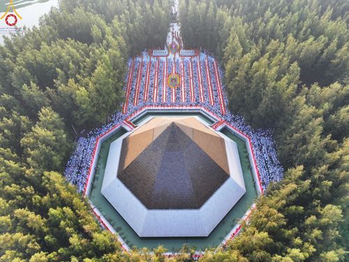 ภาพ No.190234:พิธีตักบาตรพระธรรมยาตรา ณ อนุสรณ์สถานลำดับที่ 1 สถานที่เกิดด้วยรูปกายเนื้อ อนุสรณ์สถานมหาวิหารพระมงคลเทพมุนี (โลตัสแลนด์) อ.สองพี่น้อง จ.สุพรรณบุรี ในโครงการธรรมยาตรา กตัญญูบูชา มหาปูชนียาจารย์ พระมงคลเทพมุนี(สด จนฺทสโร) พระผู้ปราบมาร อนุสรณ์สถาน 7 แห่ง 