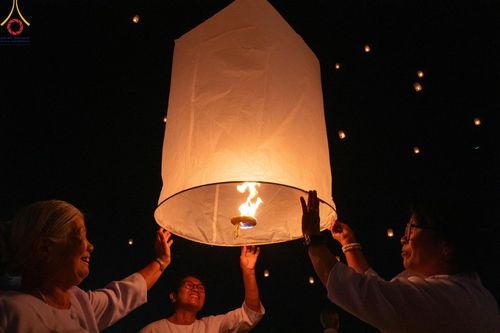 ภาพ No.175960:พิธีจุดประทีปโคมลาน, โคมลอยและลอยกระทง ถวายประทีปเป็นพุทธบูชา สร้างความสว่างไสวให้กับแผ่นดินด้วยแสงธรรม วันที่ 15 พฤศจิกายน พ.ศ. 2567 ณ พุทธอุทยานนานาชาติ อ.โพนพิสัย จ.หนองคาย