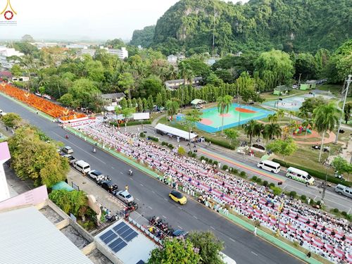 ภาพ No.235165:วันอาทิตย์ที่ 27 กรกฎาคม พ.ศ. 2568 พิธีตักบาตรพระ1,000 รูป ทำบุญเมืองพัทลุง ประธานสงฆ์ พระปริยัติวชิโรดม  เจ้าคณะจังหวัดพัทลุง ประธานฆราวาส นายรัฐศาสตร์ ชิดชู  ผู้ว่าราชการจังหวัดพัทลุง