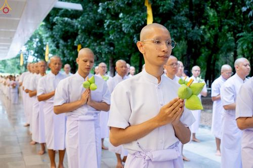 ภาพ No.228872:วันเสาร์ที่ 14 มิถุนายน พ.ศ. 2568 พิธีเวียนประทักษิณ , พิธีขอขมารับผ้าไตร ในโครงการบรรพชาอุปสมบทหมู่ ผู้บริหารรุ่นที่ 15 และ อุดมศึกษา รุ่นที่ 52 ณ โบสถ์พระไตรปิฎก วัดพระธรรมกาย