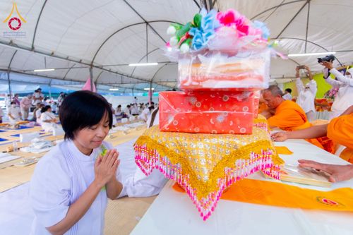 ภาพ No.201817:พิธีถวายภัตตาหารเป็นสังฆทาน แด่พระธรรมยาตรา ณ อนุสรณ์สถานบางปลา วัดบางปลา อำเภอบางเลน จังหวัดนครปฐม ในโครงการธรรมยาตรา กตัญญูบูชา มหาปูชนียาจารย์ พระมงคลเทพมุนี(สด จนฺทสโร) พระผู้ปราบมาร อนุสรณ์สถาน 7 แห่ง ปีที่ 13 วันที่ 26 มกราคม พ.ศ. 2568