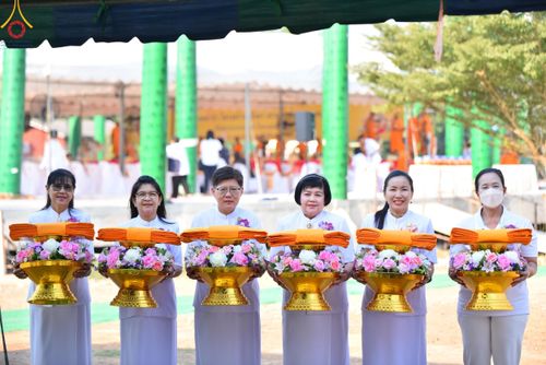 ภาพ No.121139:พิธีทอดผ้าป่า โครงสร้างหลังคา เสาคู่ค้ำฟ้ามหามงคล เพื่อสถาปนาอาคาร 80 ปี หลวงพ่อธัมมชโย ณ ศูนย์ปฏิบัติธรรมวิหารแดง ต.เจริญธรรม อ.วิหารแดง จ.สระบุรี วันที่ 27 มกราคม พ.ศ. 2567