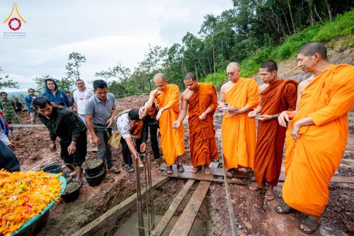 ภาพ No.174463:พิธีตักบาตรพระ,พิธีทอดผ้าป่า พิธีกลั่นแผ่นดินโปรยรัตนชาติ  สร้างพระอุโบสถและเจดีย์ วัดป่าสัมมาทิฏฐิและวัดสิริขันโท แขวงอัตตะปือ สปป. ลาว วันที่ 29 ตุลาคม พ.ศ. 2567