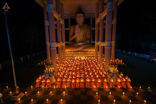 คณะสงฆ์และสามเณรบังกลาเทศ ปฎิบัติธรรมและจุดโคมประทีปถวายเป็นพุทธบูชา วันที่ 17 กุมภาพันธ์ พ.ศ. 2566