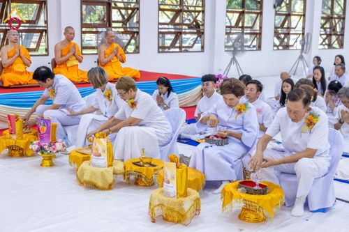 ภาพ No.160814:พิธีเจริญพระพุทธมนต์ และปิดแผ่นทองรูปเหมือน พระเดชพระคุณพระมงคลเทพมุนี (สด จนฺทสโร) พระผู้ปราบมาร จำนวน 3 องค์ วันเสาร์ที่ 5 ตุลาคม พ.ศ. 2567 ณ อาคารปลูกศรัทธา 2 (ชานชลาเดิม) วัดพระธรรมกาย อ.คลองหลวง จ.ปทุมธานี