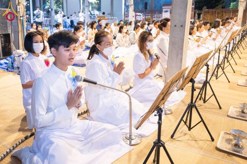 ภาพ No.194916:พิธีถวายภัตตาหารเป็นสังฆทาน แด่พระธรรมยาตรา ณ อนุสรณ์สถานมหาวิหารพระมงคลเทพมุนี (โลตัสแลนด์) อ.สองพี่น้อง จ.สุพรรณบุรี ในโครงการธรรมยาตรา กตัญญูบูชา มหาปูชนียาจารย์ พระมงคลเทพมุนี(สด จนฺทสโร) พระผู้ปราบมาร แห่ง ปีที่ 13 วันที่ 14 มกราคม พ.ศ.2568