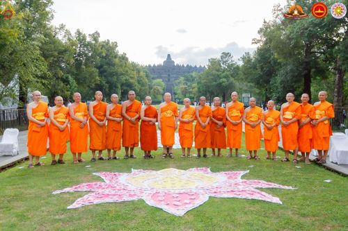 ภาพ No.224491:วันจันทร์ที่ 12 พฤษภาคม พ.ศ. 2568  ชาวพุทธในอินโดนีเซีย ร่วมฉลองวิสาขบูชาจุดประทีปกว่า 200,000 ดวง ณ พระมหาเจดีย์บรมพุทโธ  เจริญพุทธมนต์ถวาย “พระวชิรเกล้าเจ้าอยู่หัว”