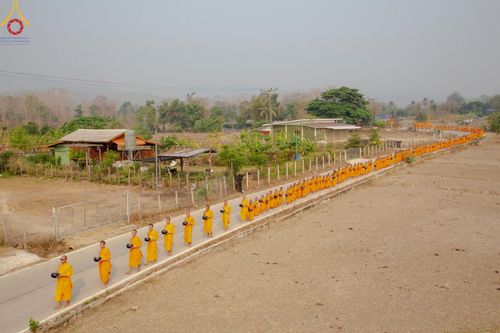 ภาพ No.136995:Photo Story  มหัศจรรย์วัดดงดินแดง Episode 5 กิจกรรมถ่ายภาพหมู่ประวัติศาสตร์ และตักบาตรฉลองพระ-เณรกว่า 500 รูป วันที่ 6 เมษายน พ.ศ. 2567