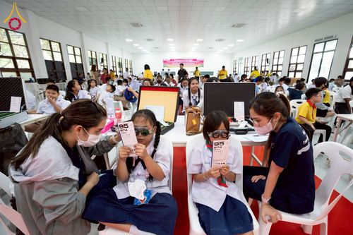 ภาพ No.230360:วันจันทร์ที่ 30 มิถุนายน พ.ศ. 2568 เจ้าอาวาสวัดพระธรรมกาย เยี่ยมอนุโมทนาให้กำลังใจ บุคลากรทางการแพทย์-เจ้าหน้าที่ผู้ปฏิบัติงาน โครงการรถตัดแว่นสายตาเคลื่อนที่สภากาชาดไทย เพื่อเด็กนักเรียนในชนบท พื้นที่จังหวัดปทุมธานี