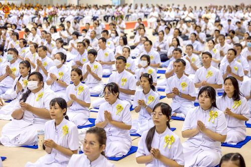 ภาพ No.233783:วันเสาร์ที่ 19 กรกฎาคม พ.ศ.2568 วันมหารำลึก ครั้งที่ 35 พิธีรำลึกถึงนักสร้างบารมี , พิธีสวดพระพุทธมนต์ , พิธีทอดผ้าบังสกุลและถวายไทยธรรม วัดพระธรรมกาย