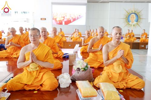 ภาพ No.268319:วันที่ 8 พฤศจิกายน พ.ศ. 2568 พิธีถวายภัตตาหารเมนูสวรรค์ เพื่อการบรรลุธรรม ณ หอฉันคุณยายอาจารย์ฯ วัดพระธรรมกาย