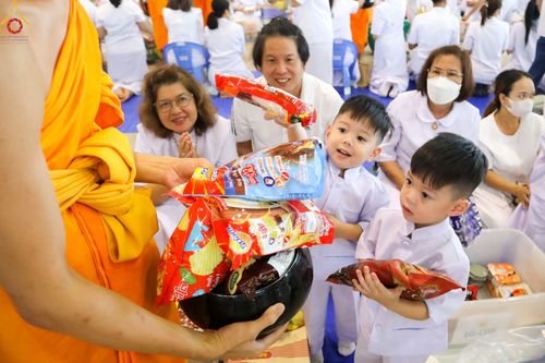 ภาพ No.89461:พิธีตักบาตร ข้าวสารอาหารแห้ง พิธีบูชาข้าวพระ และพิธีจุดเทียนใจ ไฟนิรันดร์  อนันตชัย ณ สภาธรรมกายสากล วัดพระธรรมกาย วันอาทิตย์ที่ 1 ตุลาคม พ.ศ. 2566