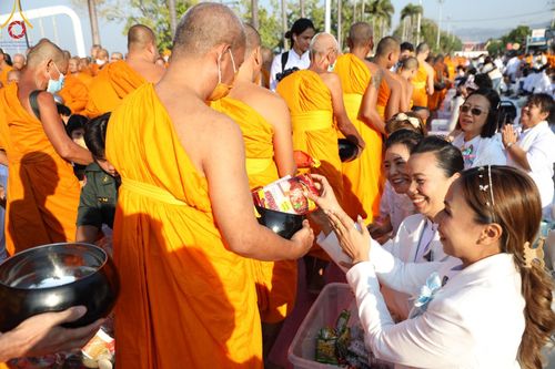 ภาพ No.184733:พิธีตักบาตรพระ 10,000 รูป ครั้งที่ 3 เนื่องในโอกาส 193 ปี จังหวัดกาญจนบุรี อุทิศส่วนกุศลให้แด่บรรพชน และเพื่อช่วยเหลือผู้ประสบภัยพิบัติต่างๆ วันเสาร์ที่ 21 ธันวาคม พ.ศ. 2567