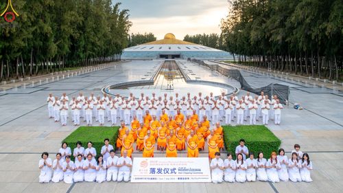 พิธีตัดปอยผม โครงการอุปสมบทหมู่ พระธรรมทายาทนานาชาติ (ภาษาจีน) รุ่นที่ 19 วันอาทิตย์ที่ 7 กรกฎาคม พ.ศ. 2567 ณ สนามหญ้า หน้าบ้านแก้วอาสาสมัคร วัดพระธรรมกาย