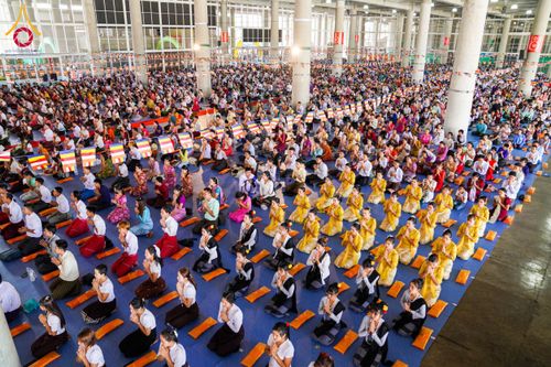 ภาพ No.143689:พิธีถวายผ้าไตร, สวดธรรมจักร, ปฏิบัติธรรม และฟังแสดงพระธรรมเทศนา ภาษาเมียนมา โดยมีสาธุชนชาวเมียนมากว่า 4,000 คน เข้าร่วมพิธี ณ มหารัตนวิหารคด วัดพระธรรมกาย วันอาทิตย์ที่ 7 กรกฎาคม พ.ศ. 2567