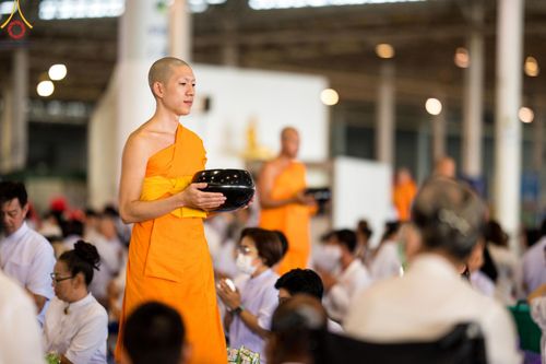 ภาพ No.136577:พิธีตักบาตร พิธีบูชาข้าวพระ ในวันอาทิตย์ต้นเดือนที่ 5 พฤษภาคม พ.ศ. 2567 ณ วัดพระธรรมกาย จ.ปทุมธานี