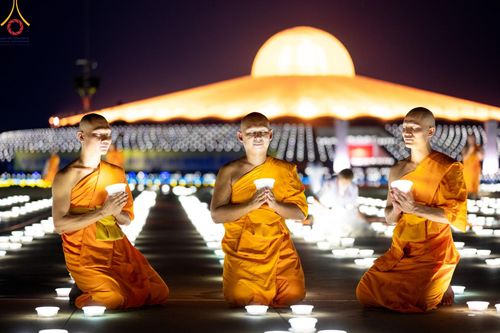 ภาพ No.154825:พิธีจุดประทีป, พิธีฉลองชัยสวดมนต์บทธัมมจักกัปปวัตนสูตร ณ มหารัตนวิหารคด วัดพระธรรมกาย วันอังคารที่ 17 กันยายน พ.ศ. 2567