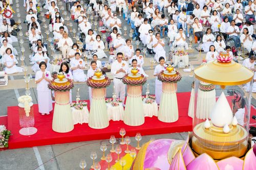 ภาพ No.197160:พิธีจุดประทีปถวายเป็นพุทธบูชา และบูชาธรรมมหาปูชนียาจารย์ ณ วัดโบสถ์(บน) ตำบลบางคูเวียง อำเภอบางกรวย จังหวัดนนทบุรี ในโครงการธรรมยาตรา กตัญญูบูชา มหาปูชนียาจารย์ พระมงคลเทพมุนี(สด จนฺทสโร) พระผู้ปราบมาร อนุสรณ์สถาน 7 แห่ง ปีที่ 13 วันที่ 18 มกราคม พ.ศ. 25