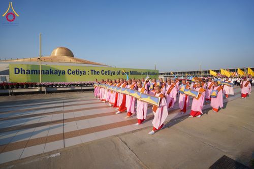 ภาพ No.178209:พิธีทอดผ้าป่าไทย-เมียนมา ครั้งที่ 7 วันอาทิตย์ที่ 1 ธันวาคม พ.ศ.2567 ณ สภาธรรมกายสากล  พระมหาธรรมกายเจดีย์ วัดพระธรรมกาย จ.ปทุมธานี