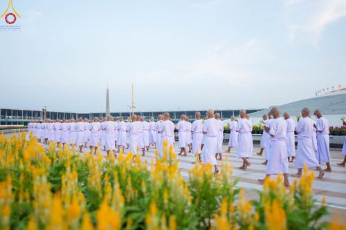 ภาพ No.101435:พิธีเวียนประทักษิณ, พิธีวันทาเจดีย์, พิธีขอขมาและมอบผ้าไตร ในโครงการอุปสมบทหมู่ รุ่นบูชาธรรมมหาปูชนียาจารย์ ณ วัดพระธรรมกาย ในวันที่ 9 ธันวาคม พ.ศ. 2566