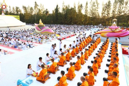 ภาพ No.192970:พิธีตักบาตรพระธรรมยาตรา ณ อนุสรณ์สถานคลองบางนางแท่น อ.สามพราน จ.นครปฐม ในโครงการธรรมยาตรา กตัญญูบูชา มหาปูชนียาจารย์ พระมงคลเทพมุนี(สด จนฺทสโร) พระผู้ปราบมาร อนุสรณ์สถาน 7 แห่ง ปีที่ 13 วันที่ 11 มกราคม พ.ศ.2568