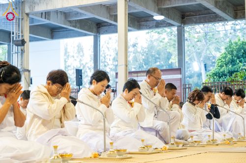 ภาพ No.194385:พิธีถวายภัตตาหารเป็นสังฆทาน แด่พระธรรมยาตรา ณ อนุสรณ์สถานมหาวิหารพระมงคลเทพมุนี (โลตัสแลนด์) อ.สองพี่น้อง จ.สุพรรณบุรี ในโครงการธรรมยาตรา กตัญญูบูชา มหาปูชนียาจารย์ พระมงคลเทพมุนี(สด จนฺทสโร) พระผู้ปราบมาร ปีที่ 13 วันที่ 13 มกราคม พ.ศ.2568