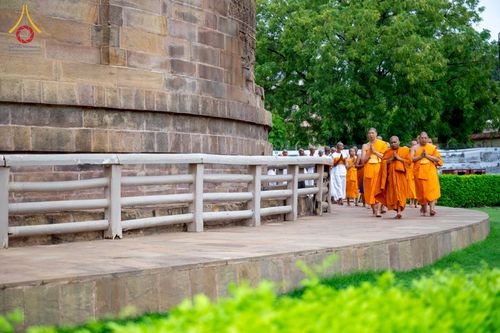 ภาพ No.231056:วันที่ 1 กรกฎาคม พ.ศ. 2568 โครงการบรรพชาสามเณร 300 รูป ถวายเป็นพุทธบูชา  วันอาสาฬหบูชา ณ จุดกำเนิดพระรัตนตรัย  ต้นแหล่งธัมมจักกัปปวัตตนสูตร เมืองพาราณสี  สารนาถ ประเทศอินเดีย