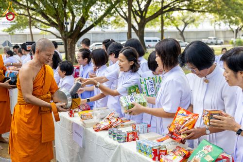 ภาพ No.179610:พิธีเจริญพระพุทธมนต์ พิธีทำบุญตักบาตรถวายพระราชกุศล และพิธีวางพานพุ่มดอกไม้ถวายราชสักการะ  แด่พระบาทสมเด็จพระบรมชนกาธิเบศร มหาภูมิพลอดุลยเดชมหาราช บรมนาถบพิตร เนื่องในวันคล้ายวันพระบรมราชสมภพ วันชาติ และวันพ่อแห่งชาติ วันพฤหัสบดีที่ 5 ธันวาคม พ.ศ. 2567 ณ