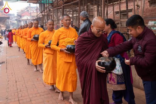 ภาพ No.132550:สามเณรเนปาล บิณฑบาต ย่านทาเมล เมืองกาฐมาณฑุ และเมืองปาฏัน ในโครงการบรรพชา 1,250 รูป ประเทศเนปาล วันที่ 20 มีนาคม พ.ศ. 2567