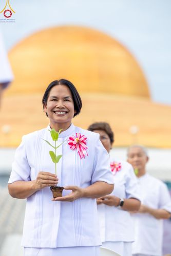 ภาพ No.160435:พิธีปลูกต้นทรัพย์บานชื่น ณ ลานธรรม พระมหาธรรมกายเจดีย์ วัดพระธรรมกาย จ.ปทุมธานี วันพฤหัสบดีที่ 10 ตุลาคม พ.ศ. 2567