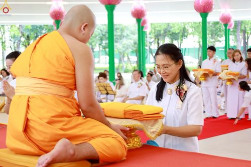 ภาพ No.227713:วันเสาร์ที่ 31 พฤษภาคม พ.ศ.2568 พิธีถวายผ้าไตรแด่สามเณรผู้เข้ารับการอุปสมบท , พิธีอุปสมบทสามเณรเตรียม DCI วัดพระธรรมกาย จ.ปทุมธานี