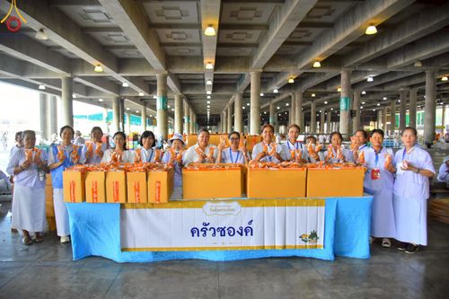 ภาพ No.219288:บรรยากาศการเดินทางเข้าวัดพระธรรมกาย , การต้อนรับปฏิสันถาร , การฉันภัตตาหารเช้า , การลงทะเบียนพระสังฆาธิการ  เนื่องในวันคุ้มครองโลก พิธีถวายมหาสังฆทานคณะสงฆ์ 40,000 กว่าวัดทั่วประเทศ ณ วัดพระธรรมกาย