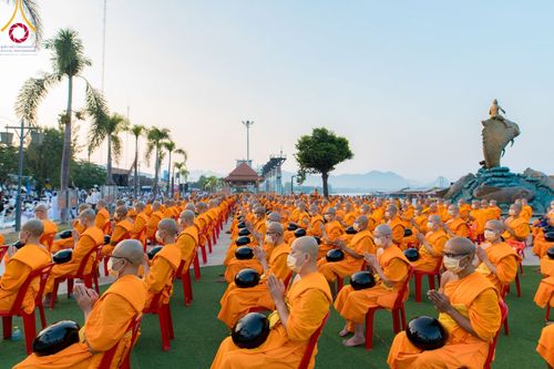 ภาพ No.101832:ตักบาตรพระ 10,000 รูป เติมบุญให้แผ่นดิน เนื่องในโอกาส 192 ปี จังหวัดกาญจนบุรี หนึ่งในโครงการตักบาตรพระ 2,000,000 รูป  77 จังหวัดทุกวัดทั่วไทย วันจันทร์ที่ 11 ธันวาคม พ.ศ. 2566 บริเวณถนนสองแคว (SKY WALK) เมืองกาญจนบุรี