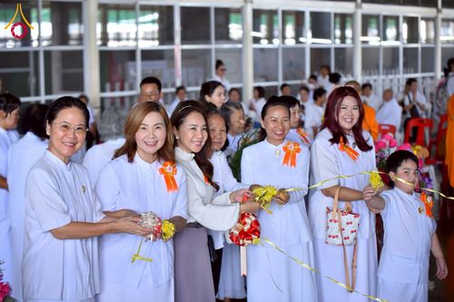 ภาพ No.238110:วันอังคารที่ 12 สิงหาคม พ.ศ. 2568 กิจกรรมวันแม่แห่งชาติ พิธีเปิดห้องปฎิบัติธรรม "กลางใส ใจสว่าง" (World Inner Peace Meditation Room) พิธีลูกกราบคุณแม่-คุณพ่อ พิธีทอดผ้าป่ากองทุนเลี้ยงพระ&กฐิน 30,000 วัด(บูชาธรรมหลวงพ่อ) พิธีไถ่โคท้อง 2 ตัว  ณ วิหารคด 2 ว