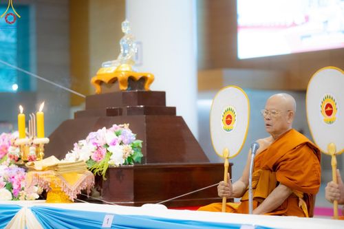 ภาพ No.146103:วันมหารำลึก ครั้งที่ 34 พิธีร่วมรำลึกถึงนักสร้างบารมีที่ล่วงลับไปแล้ว , พิธีสวดพระพุทธมนต์ ณ ห้องแก้วสารพัดนึก 1 วัดพระธรรมกาย วันเสาร์ที่ 27 กรกฎาคม พ.ศ. 2567