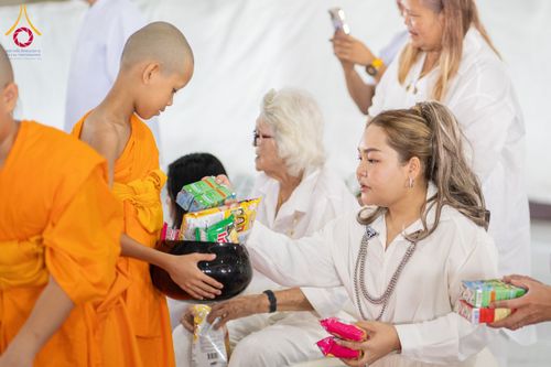 ภาพ No.145673:พิธีตักบาตรโครงการบรรพชาสามเณร โรงเรียนนานาชาติ รุ่นที่ 13 ณ มหารัตนวิหารคด 9 วัดพระธรรมกาย วันเสาร์ที่ 20 กรกฎาคม พ.ศ. 2567