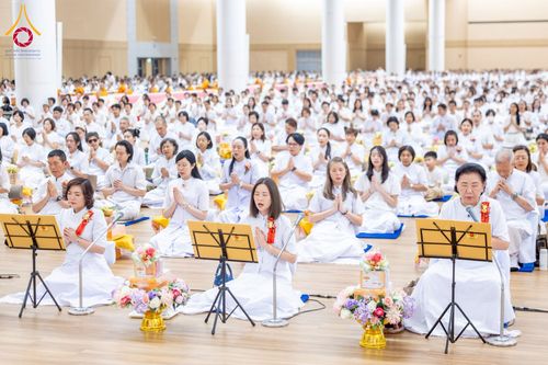 ภาพ No.239581:วันอาทิตย์ที่ 17 สิงหาคม พ.ศ. 2568 พิธีถวายคิลานเภสัช และอุปกรณ์ทางการแพทย์ แด่คณะสงฆ์ เนื่องในวันธรรมชัย ณ ห้องแก้วสารพัดนึก 2 สภาธรรมกายสากล วัดพระธรรมกาย