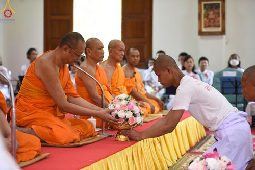 ภาพ No.135583:พิธีขอขมามอบผ้าไตร, พิธีบรรพชาสามเณร ในโครงการบรรพชาสามเณร ฟื้นฟูพระพุทธศาสนาทั่วไทย ณ วัดพระพุทธบาท ราชวรมหาวิหาร อ.พระพุทธบาท จ.สระบุรี วันที่ 6 เมษายน พ.ศ. 2567