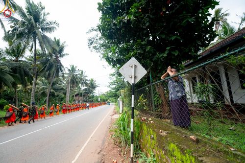 ภาพ No.140697:PhotoStory มหาศรัทธา ธรรมยาตราศรีลังกา EP.4 โครงการสยาม-ลังกา ธรรมยาตรา ฉลองเทศกาลวิสาขบูชาแห่งชาติ ศรีลังกา  บูชาธรรม 80 ปีหลวงพ่อธัมมชโย เส้นทางจาก เมืองดัมบูลลา ไปยัง เมืองมาตะเล  ตั้งแต่วันที่ 17-20 พฤษภาคม พ.ศ. 2567