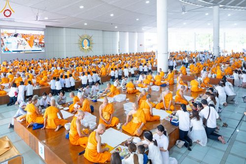 ภาพ No.182353:พิธีถวายภัตตาหารเมนูสวรรค์ "เพื่อการบรรลุธรรม" วันเสาร์ที่ 14 ธันวาคม พ.ศ. 2567 ณ หอฉันคุณยายอาจารย์ฯ วัดพระธรรมกาย