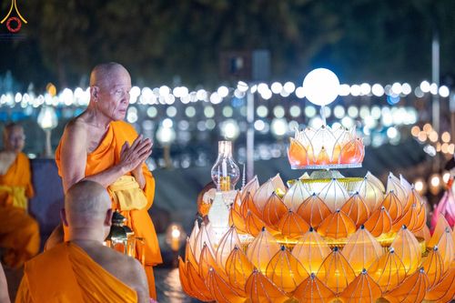 ภาพ No.170311:พิธีลอยกระทงธรรม ณ สระเศรษฐีทะเลบุญ มหาวิหารพระมงคลเทพมุนีฯ วัดพระธรรมกาย วันศุกร์ที่ 15 พฤศจิกายน พ.ศ.2567 (วันเพ็ญ 15 ค่ำ เดือน 12)