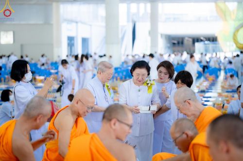 ภาพ No.147762:พิธีถวายภัตตาหารเมนูสวรรค์ ในพรรษาแห่งการเข้าถึงธรรม วันเสาร์ที่ 10 สิงหาคม พ.ศ. 2567 ณ หอฉันคุณยายอาจารย์ฯ วัดพระธรรมกาย