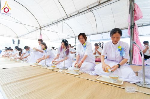 ภาพ No.201446:พิธีถวายภัตตาหารเป็นสังฆทาน แด่พระธรรมยาตรา ณ อนุสรณ์สถานบางปลา วัดบางปลา อำเภอบางเลน จังหวัดนครปฐม ในโครงการธรรมยาตรา กตัญญูบูชา มหาปูชนียาจารย์ พระมงคลเทพมุนี(สด จนฺทสโร) พระผู้ปราบมาร อนุสรณ์สถาน 7 แห่ง ปีที่ 13 วันที่ 25 มกราคม พ.ศ. 2568