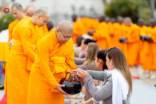 ภาพ No.233012:วันอาทิตย์ 29 มิถุนายน พ.ศ. 2568 กิจกรรมอบรมธรรมทายาทแอฟริกาใต้  ปฏิบัติธรรมสร้างสันติสุขภายใน แสงแห่งพุทธธรรมสู่แผ่นดินแอฟริกาใต้ ณ บริเวณหน้าวัดพระธรรมกายโจฮันเนสเบิร์ก