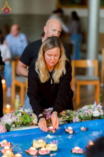 ภาพ No.232679:วันเสาร์ที่ 5 กรกฎาคม พ.ศ. 2568 Candlelight meditation & Vigil พิธีจุดเทียนให้สว่าง สู่ทางสงบ ณ วัดพระธรรมกายนอร์ธสวีเดน